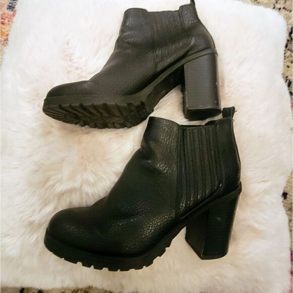 Sam & Libby heeled boots with tread. Sz 8 - Picture 5 of 14